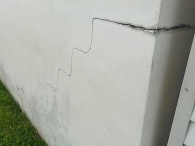 Stucco settlement cracks on exterior wall of a home in Boca Raton